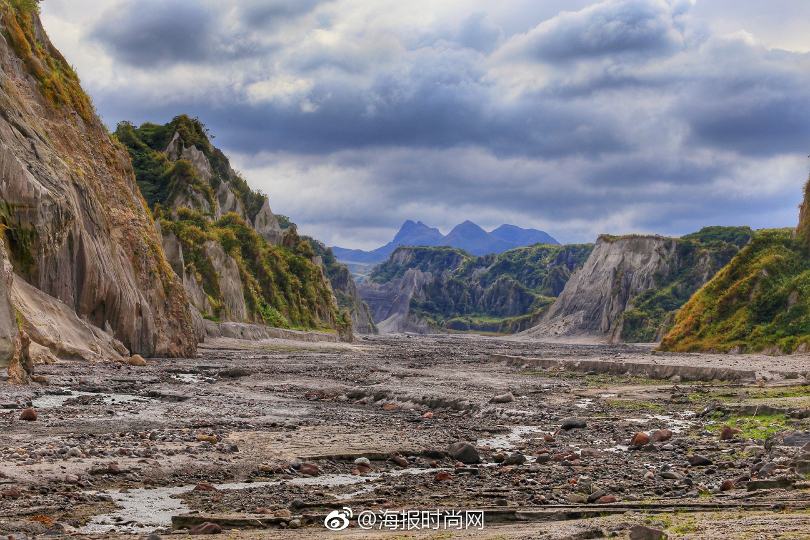 鸟瞰皮纳图博火山湖和山脉，菲律宾波拉克 (© Amazing Aerial Agency/Offset by Shutterstock)