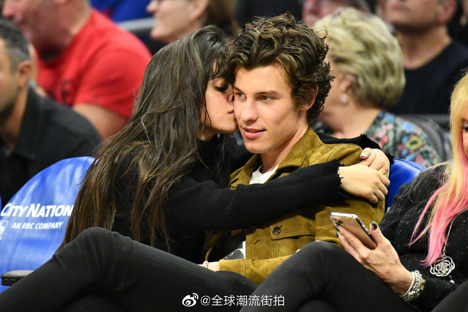 shawn和camila恋爱,camilacabello翘 shawn mendes 萌德和camila cabello卡妹nba比赛现场秀恩爱