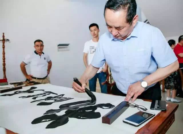 著名慈善家陈国强、书画家蔡礼发应邀出席海南东方黄花梨文化节