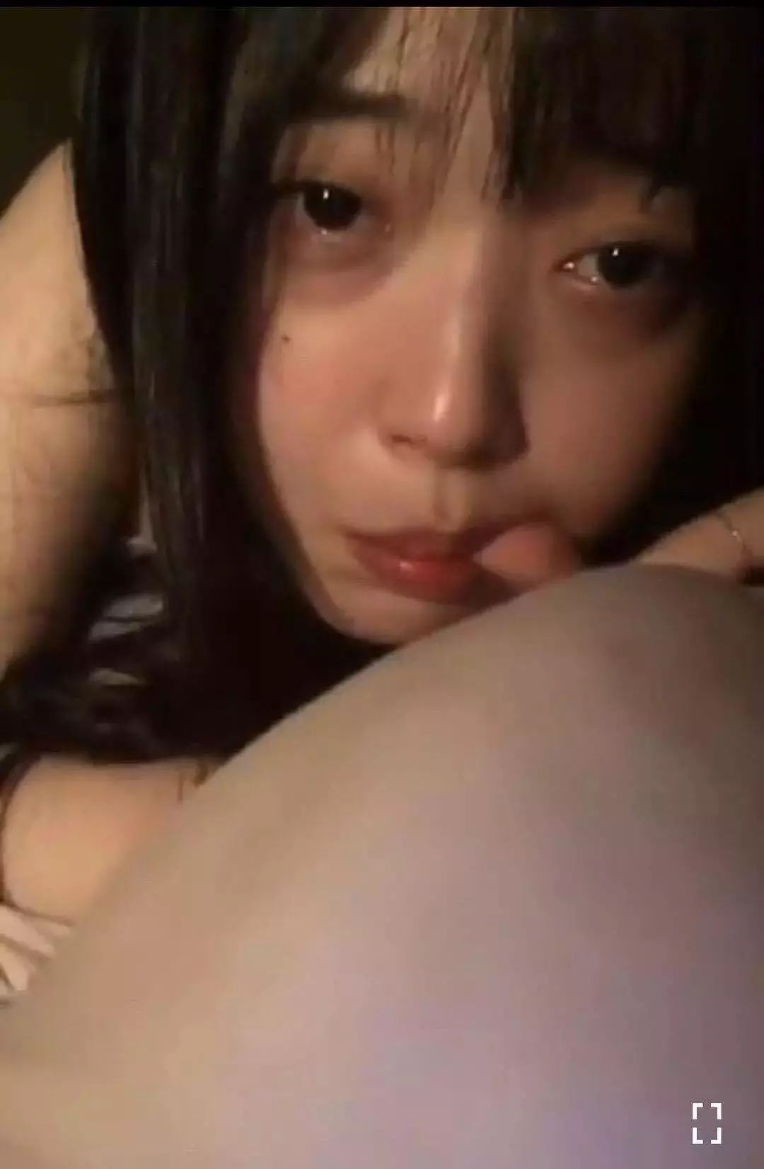 雪莉醉酒直播露点还摸胸…她这样放飞自己真的很real吗？