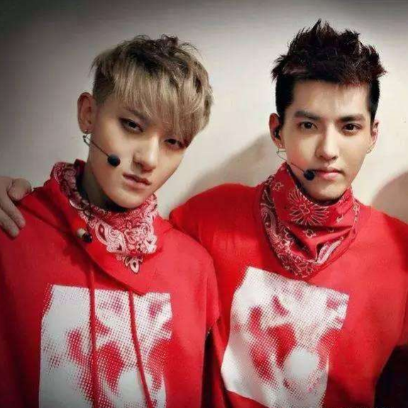 吴亦凡黄子韬罕见同框,两人拥抱冰释前嫌,画面