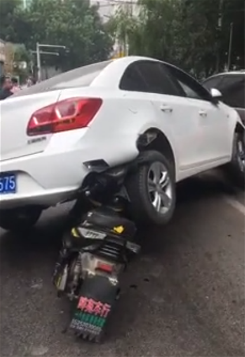 12万雪佛兰科沃兹遭电瓶车撞击,直接被“顶起”,后轮悬空