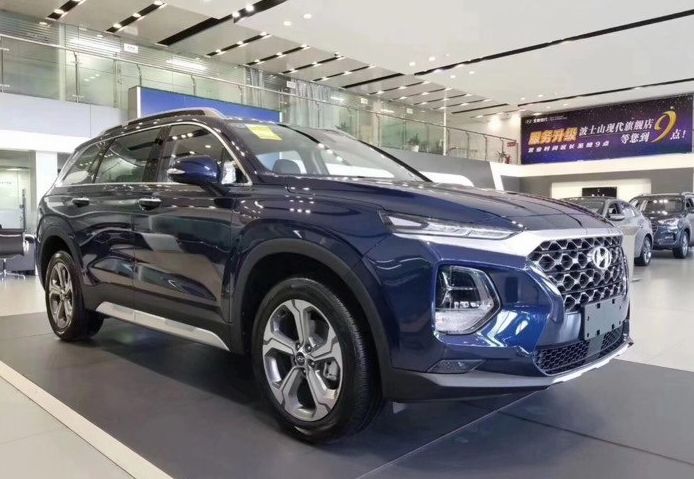 蓝色车身，车长近5米，2.0T怼出240马力，新胜达到店实拍