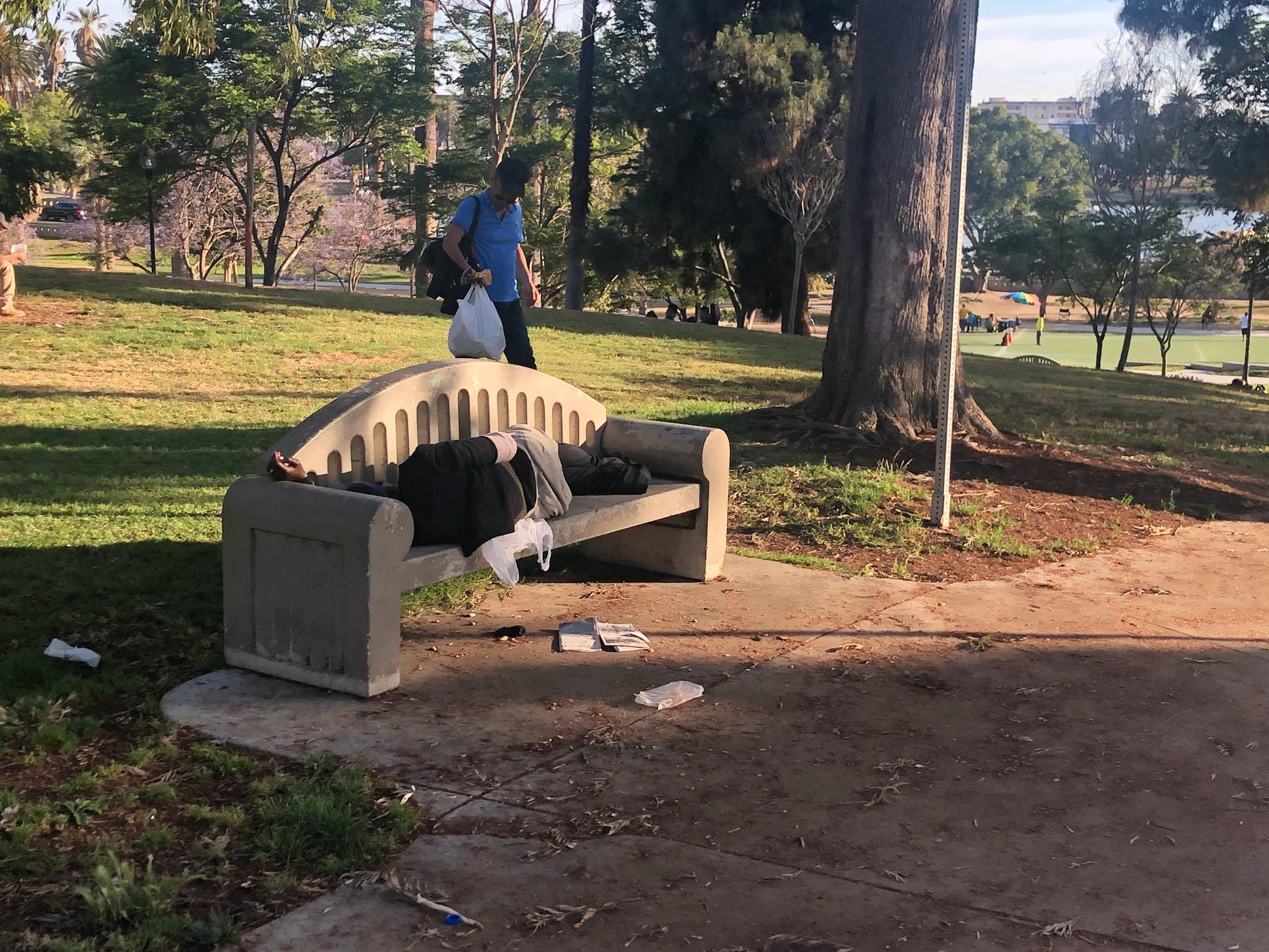 洛杉矶downtown真的是又脏又乱,大街上没有一