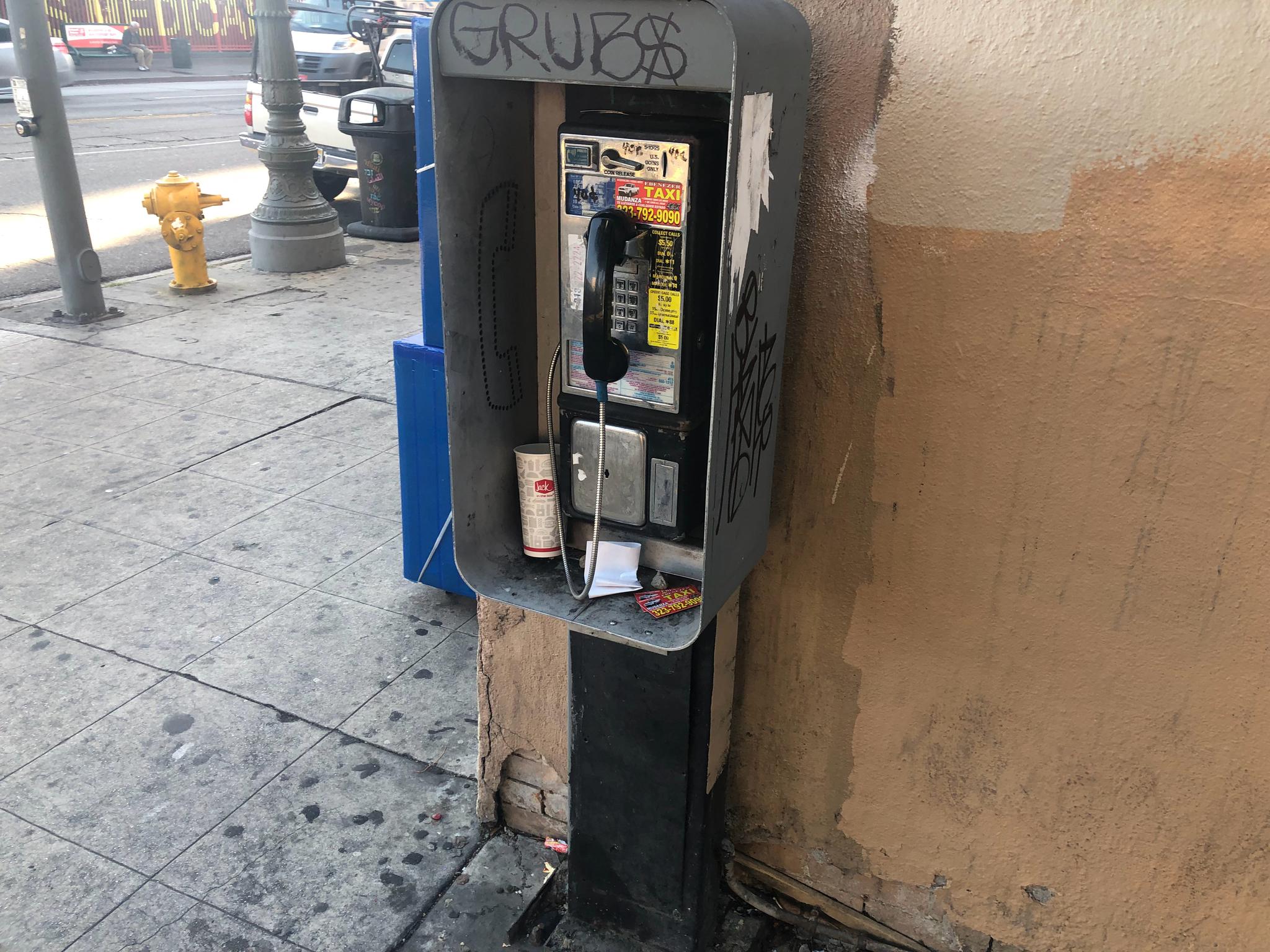 洛杉矶downtown真的是又脏又乱,大街上没有一