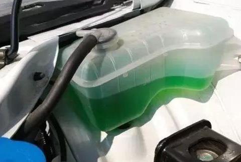 汽车防冻液用换吗？究竟多久换一次？别再被4S店忽悠了！