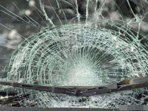 保险公司：挡风玻璃被打碎，拒绝赔偿！交警：谁让你说了个“是”