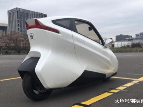 中国特大突破: 首创两轮电动汽车, 续航400公里, 出行方便撞不倒