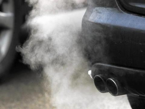 辟谣：冬季热车有奇效？实际危害并不小，原地热车的那些事儿！