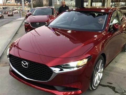 偶遇首台红色2019款马自达3！比别克英朗大气 轴距2725mm配1.5L