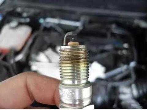 汽车的火花塞什么时候换？老司机：看这3点信号，不然很伤发动机