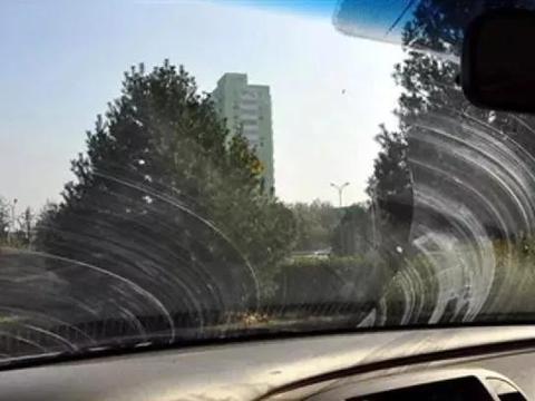 雨刮器刮不干净，还有异响怎么办？老司机：用这招试试！