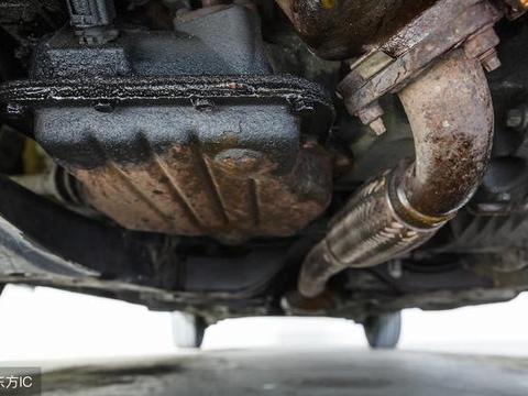 保养后竟然发现汽车漏油了！到底怎么回事？