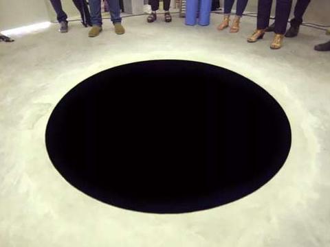 男子好奇想看美术馆里的“神秘黑洞”结果失足摔入洞里成重伤！