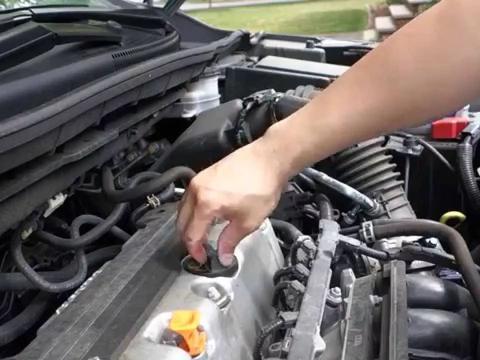 保养时只知道换机油？这4个地方不换汽车一样开不久