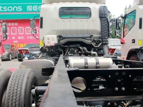 重卡大梁被打成“蜂窝眼” 为了轻量化真是丧心病狂