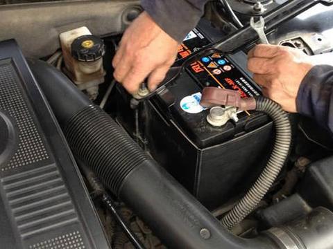 在冬季汽车的蓄电池要如何保养？修车工：不会操作早晚要报废啊！