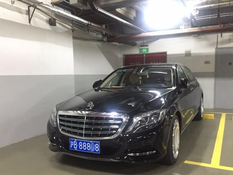 左边是劳斯莱斯，右边是法拉利，路人目光却都停在这辆国产车上！