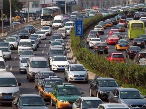 专家为缓解交通拥堵献策：提升油价，提高停车费 车友听完怒了