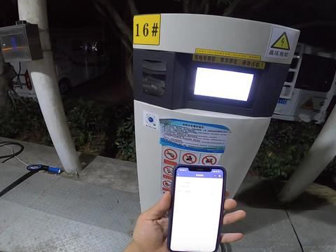 房车自驾游经常能找到充电桩，为了下次进山随时要保持满水满电