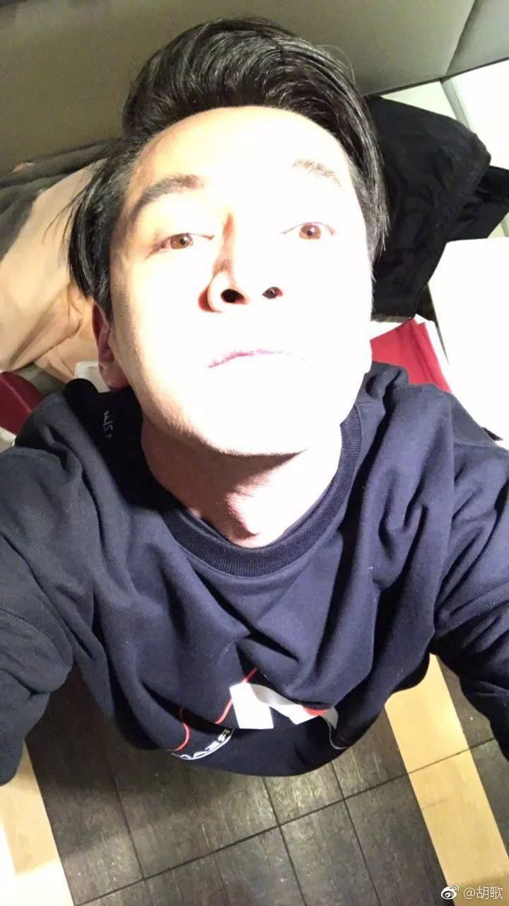 急需自拍攻略的胡歌、刘昊然、易烊千玺! 急需自拍攻略的胡歌、刘昊然、易烊千玺!