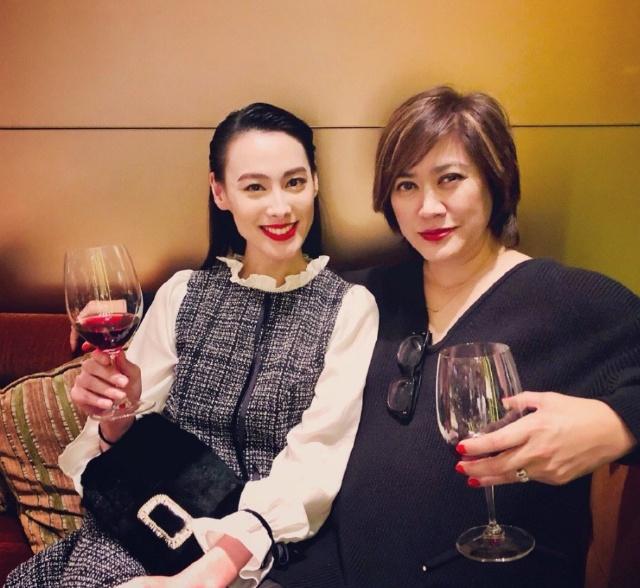 30岁梁洛施近照,脸上无皱纹却瘦得皮包骨,豪门