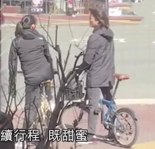 郑伊健蒙嘉慧: 郑伊健夫妇日本街头骑行,47岁蒙嘉慧模样还似大学生,清纯秀气 郑伊健夫妇日本街头骑行,47岁蒙嘉慧模样还似大学生,清纯秀气