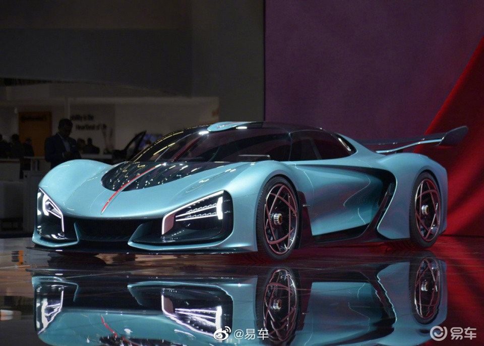 今日不同往日，红旗摇身一变成“兰博基旗”，比法拉利还漂亮