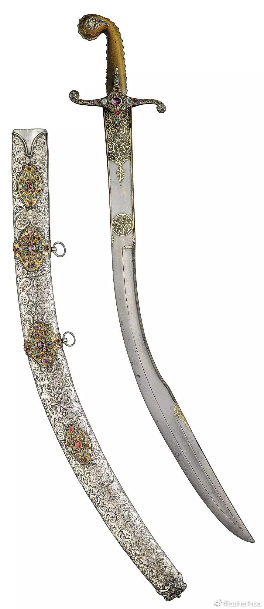 这件1819世纪的土耳其弯刀镶嵌了黄金宝石全长898厘米