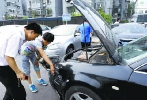 出现事故，保险定损员就等车主的“一句话”