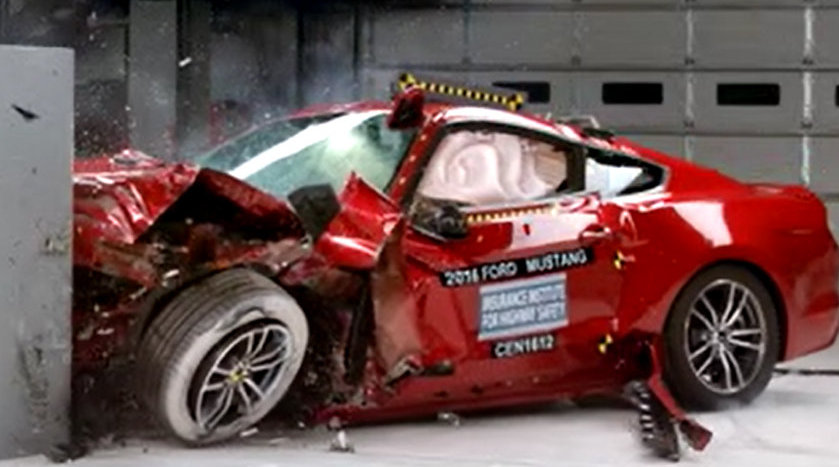 平民小跑车Mustang可以入手？看完碰撞测试再考虑