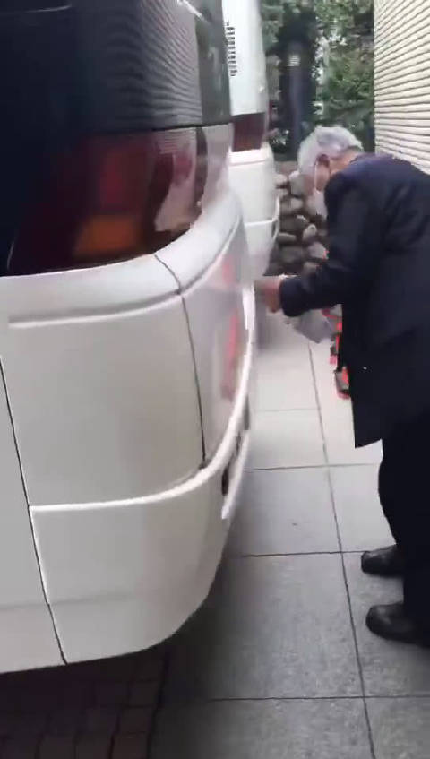 网友评论：司机老先生，70岁了，开车启动前、到站停车后