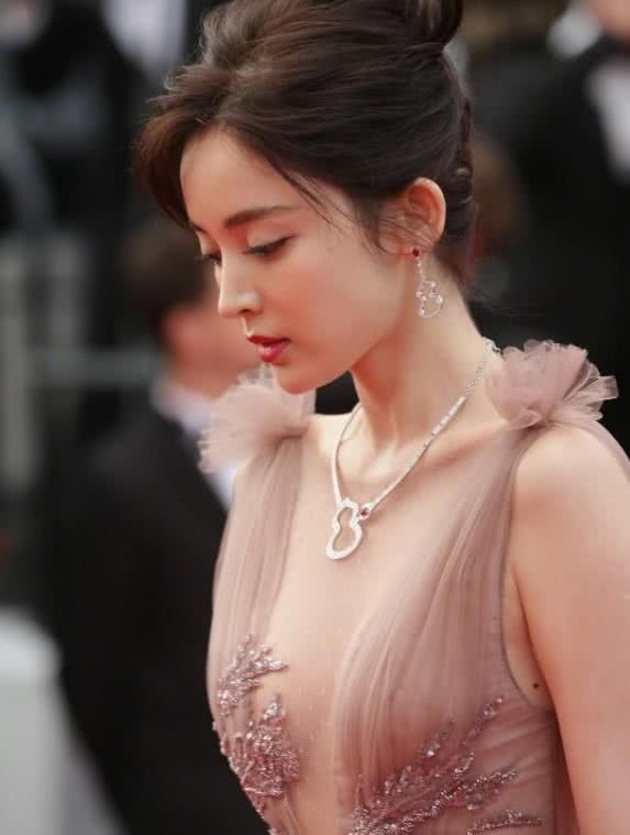 古力娜扎"公开"考验大众的审美,看到图4,网友:请单手观看!