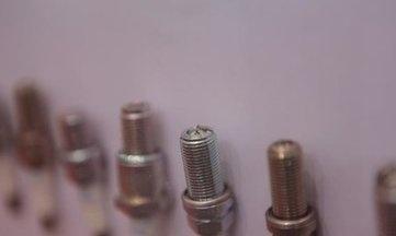 车子出现这2个问题，说明火花塞该换了，不然太毁车