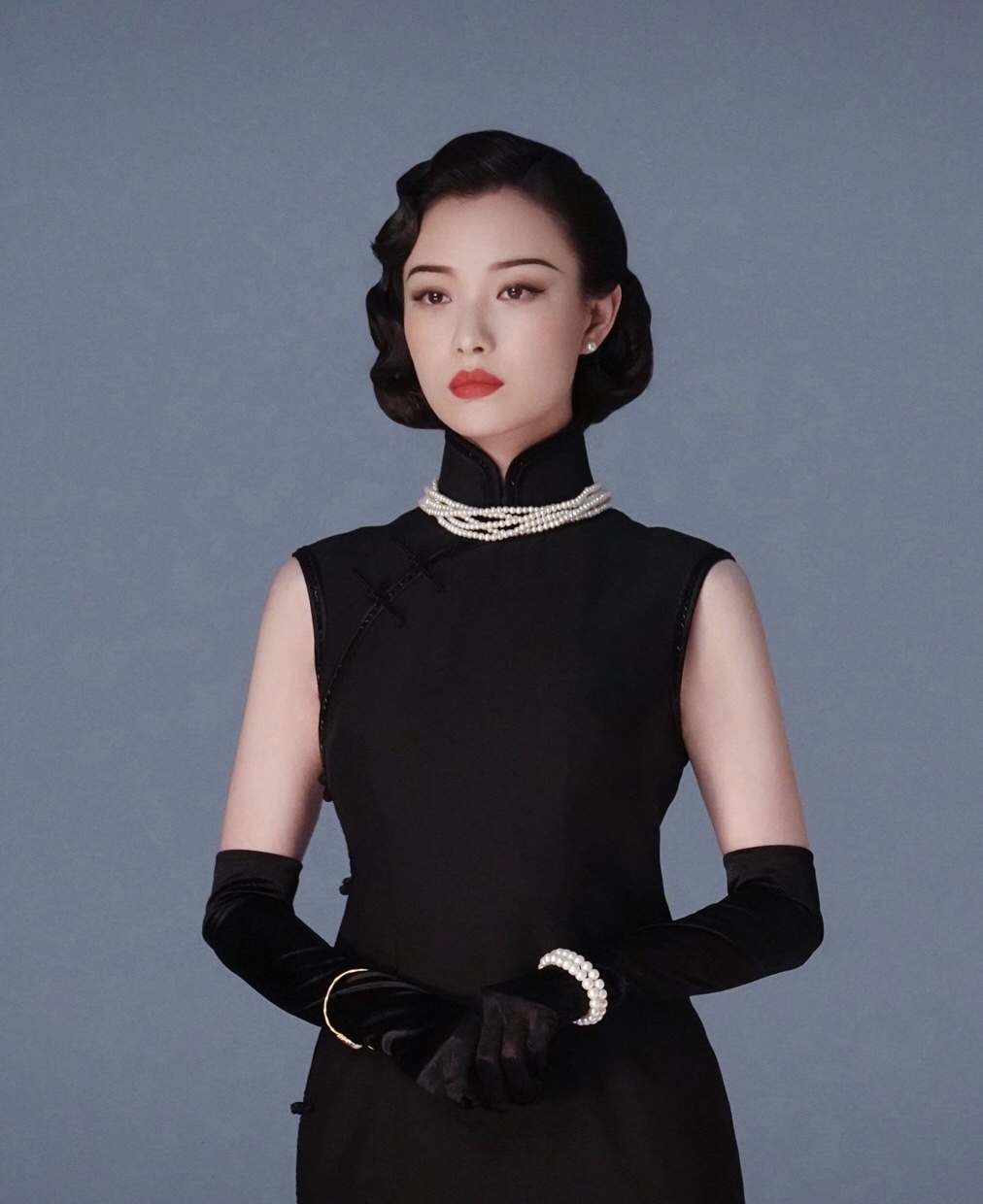 倪妮穿复古旗袍，造型优雅知性，女人味十足。