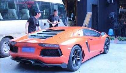 两人都是首富的儿子,座驾差别为什么这么大呢?