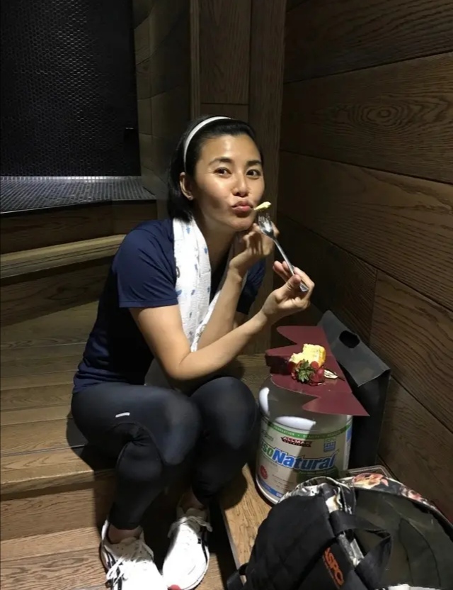 郑伊健蒙嘉慧: 郑伊健夫妇日本街头骑行,47岁蒙嘉慧模样还似大学生,清纯秀气 郑伊健夫妇日本街头骑行,47岁蒙嘉慧模样还似大学生,清纯秀气