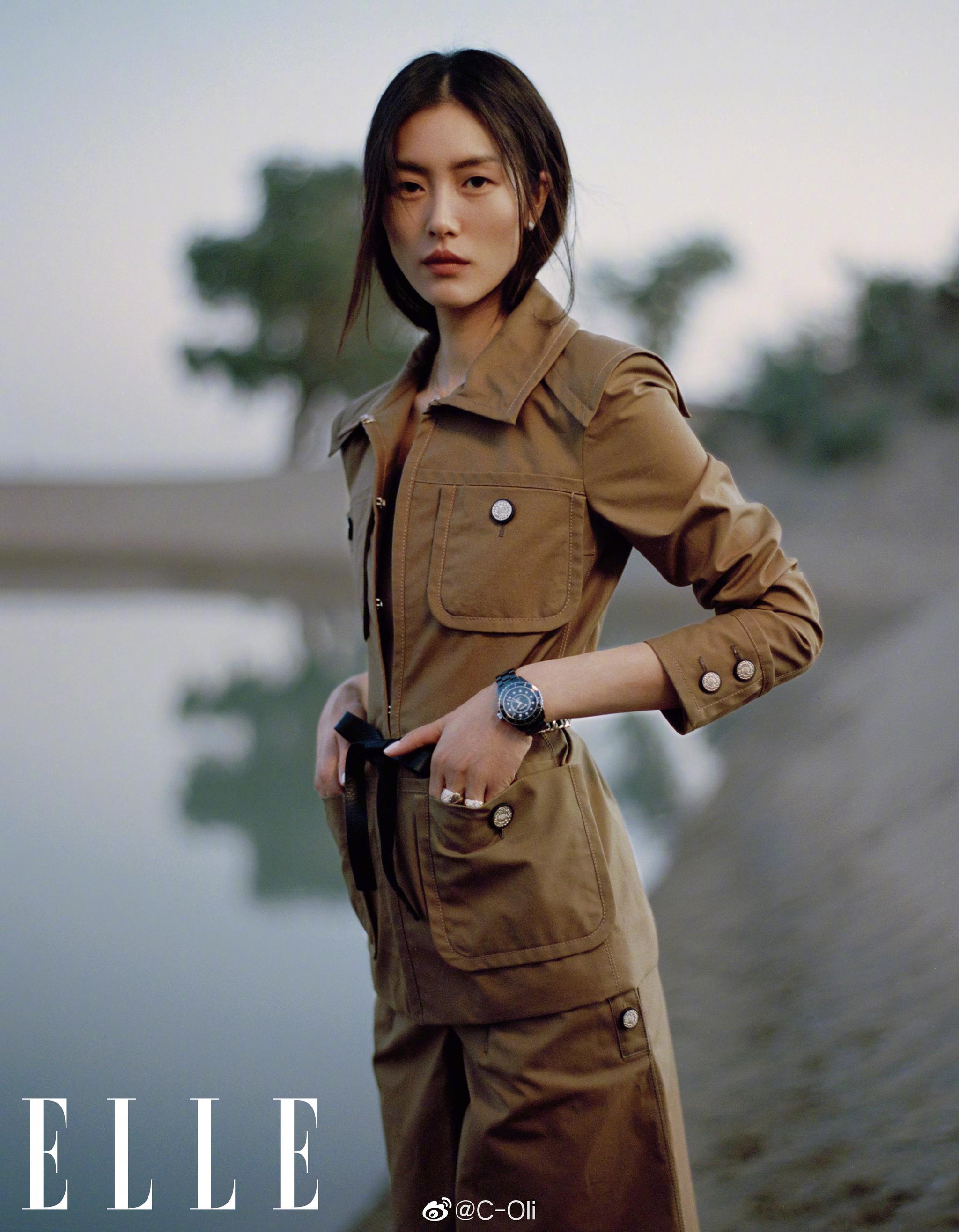 这次与elle的同龄女孩#刘雯# 来到新疆,在荒漠与湿地,胡杨林并存的