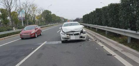 真惨！宝马追尾面包车，明明投了保，十几万车损却要自己承担！