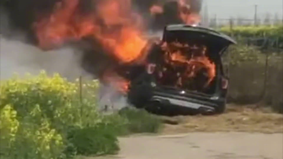 幸亏你开的不是跑车——车子陷在草里打滑出不来/有人建议把草烧了就