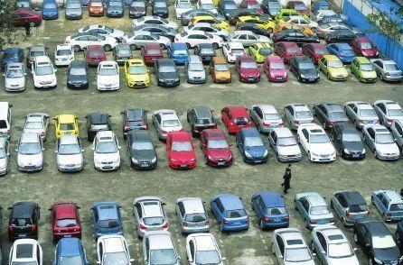 小区车库天天满车，难道他们都不班？车主：停了车未必能开出小区