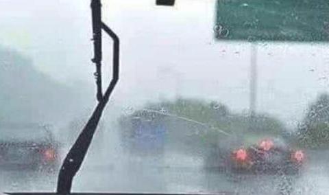 “玻璃水”还在乱用错误使用如此危害，为了安全驾驶屏，别犯傻