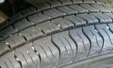 汽车轮胎上的小石子要不要抠？老司机：这个位置的石子