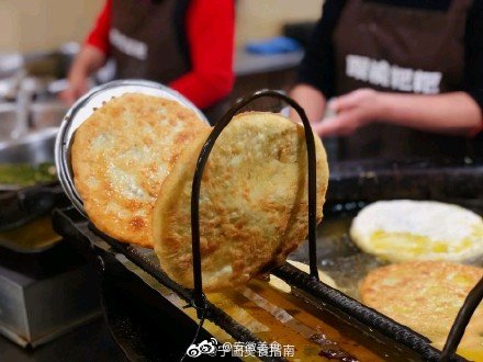 宁国粑粑第一品牌《眼镜粑粑》皮薄馅厚,油而不腻,上过电视登过报