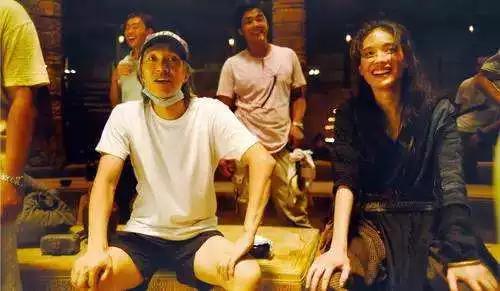 为什么周星驰这些年一直戴帽子?当摘下帽子时,网民终于明白了!