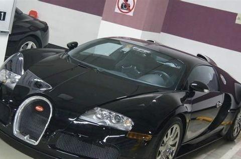 能住北京四合院的人都开什么车？停车场如车展，宝马奔驰算屌丝