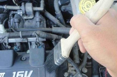 开了这么久的车，才知道发动机不能用毛巾擦