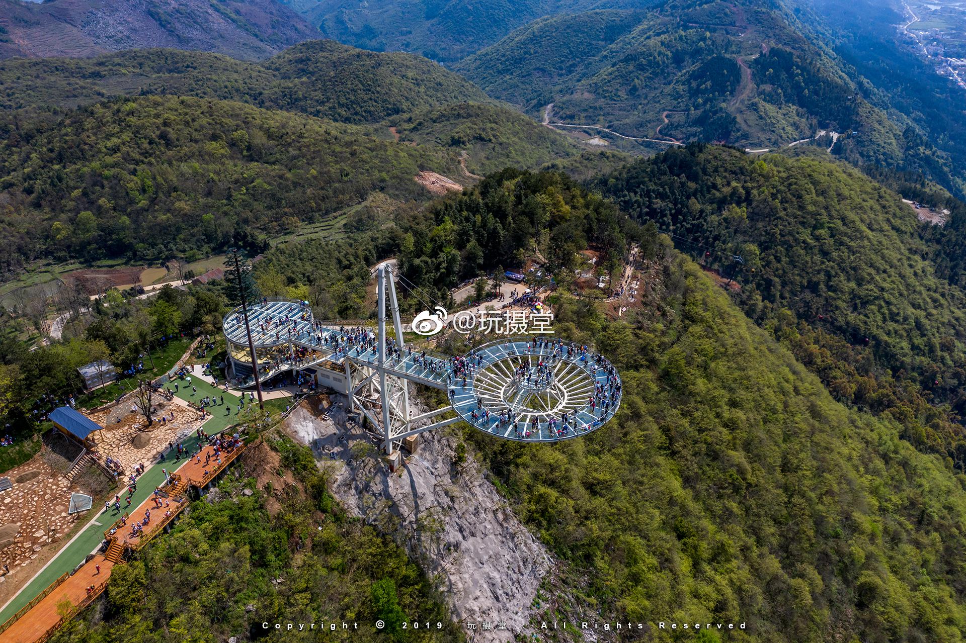 湖北阳新的仙岛湖，有玻璃栈道