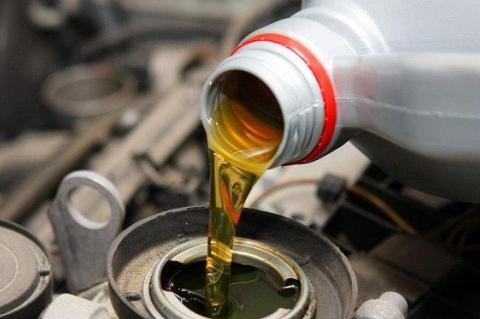 机油“5000公里”一换坑了多少人10年的技工告诉你，啥时