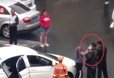 因5元停车费 保安大爷遭小伙麻辣烫扣头